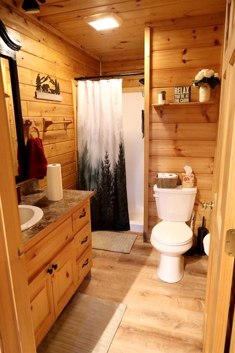 Cabins (United States of America, Norway, Maine)