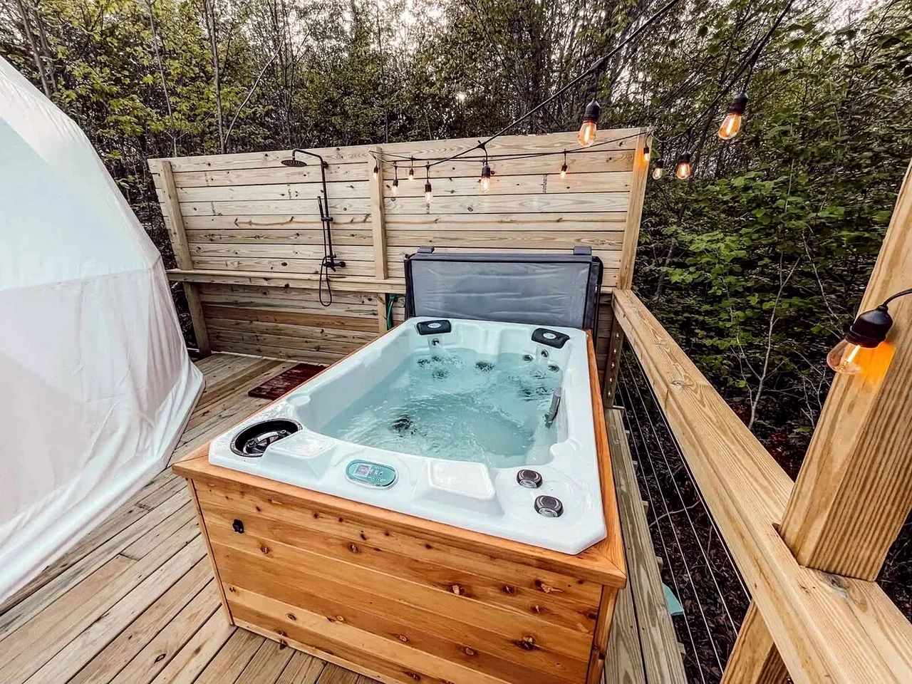 Luxury Fully Equipped Dome with Hot-Tub and Impressive Deck in Tennessee