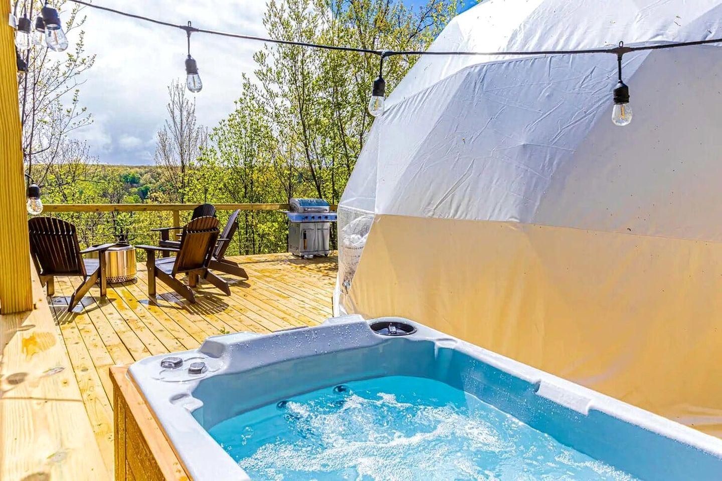 Luxury Fully Equipped Dome with Hot-Tub and Impressive Deck in Tennessee
