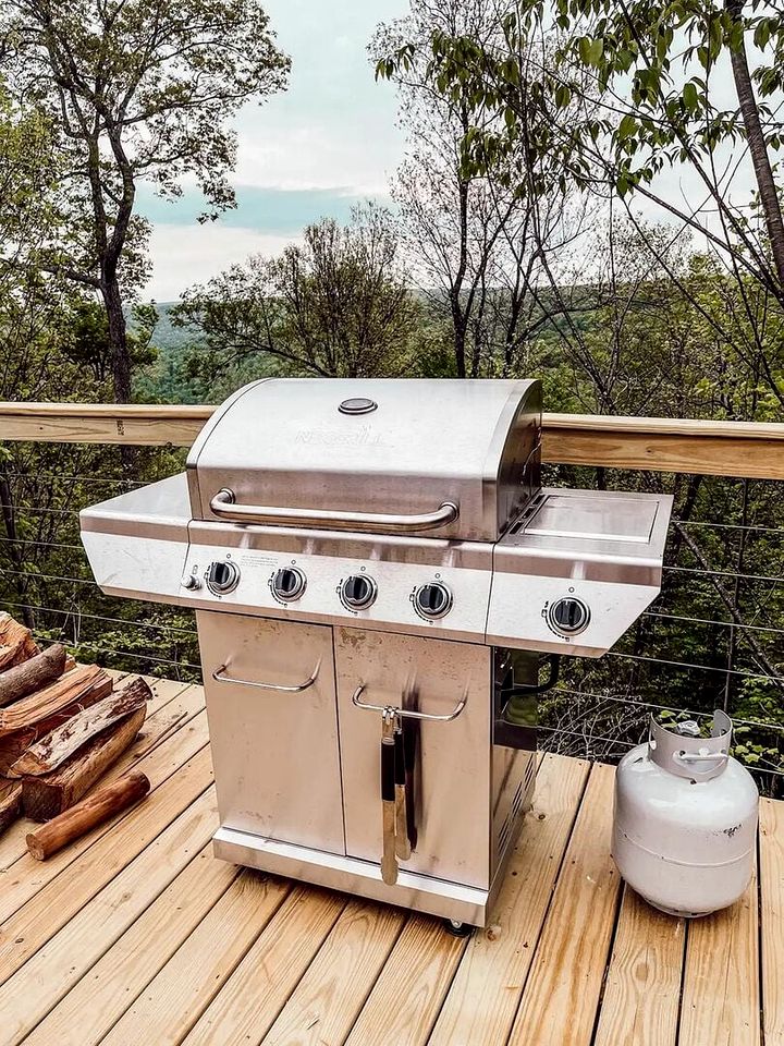 Luxury Fully Equipped Dome with Hot-Tub and Impressive Deck in Tennessee