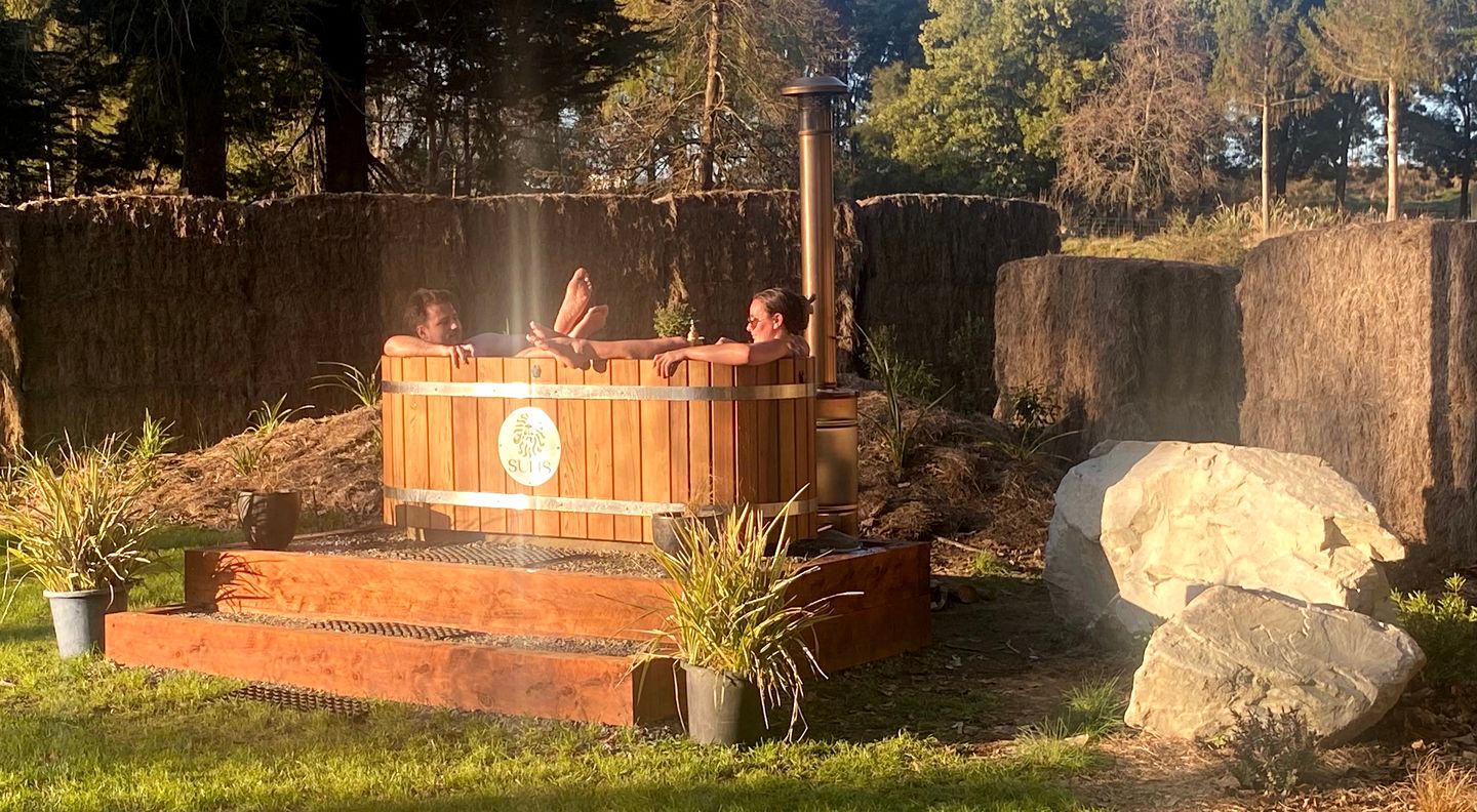 Amazing Renovated Airstream with Hot-Tub Under the Stars in Canterbury