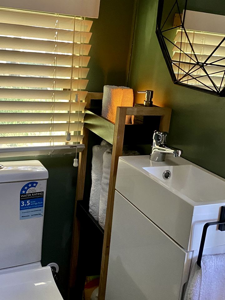 Amazing Renovated Airstream with Hot-Tub Under the Stars in Canterbury