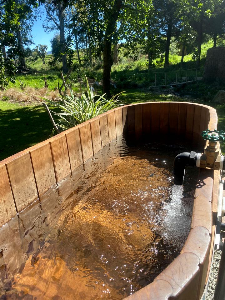 Amazing Renovated Airstream with Hot-Tub Under the Stars in Canterbury