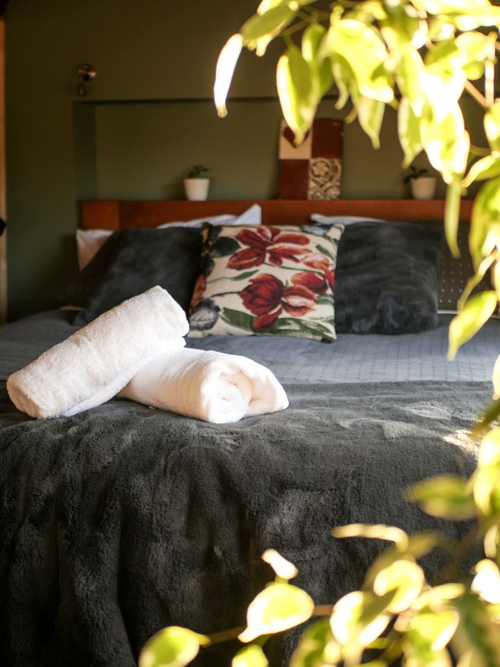 Amazing Renovated Airstream with Hot-Tub Under the Stars in Canterbury