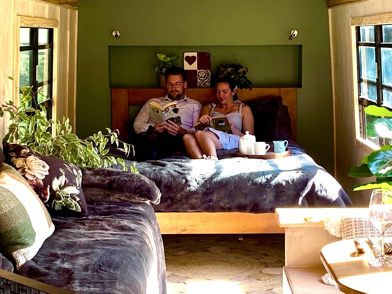 Amazing Renovated Airstream with Hot-Tub Under the Stars in Canterbury