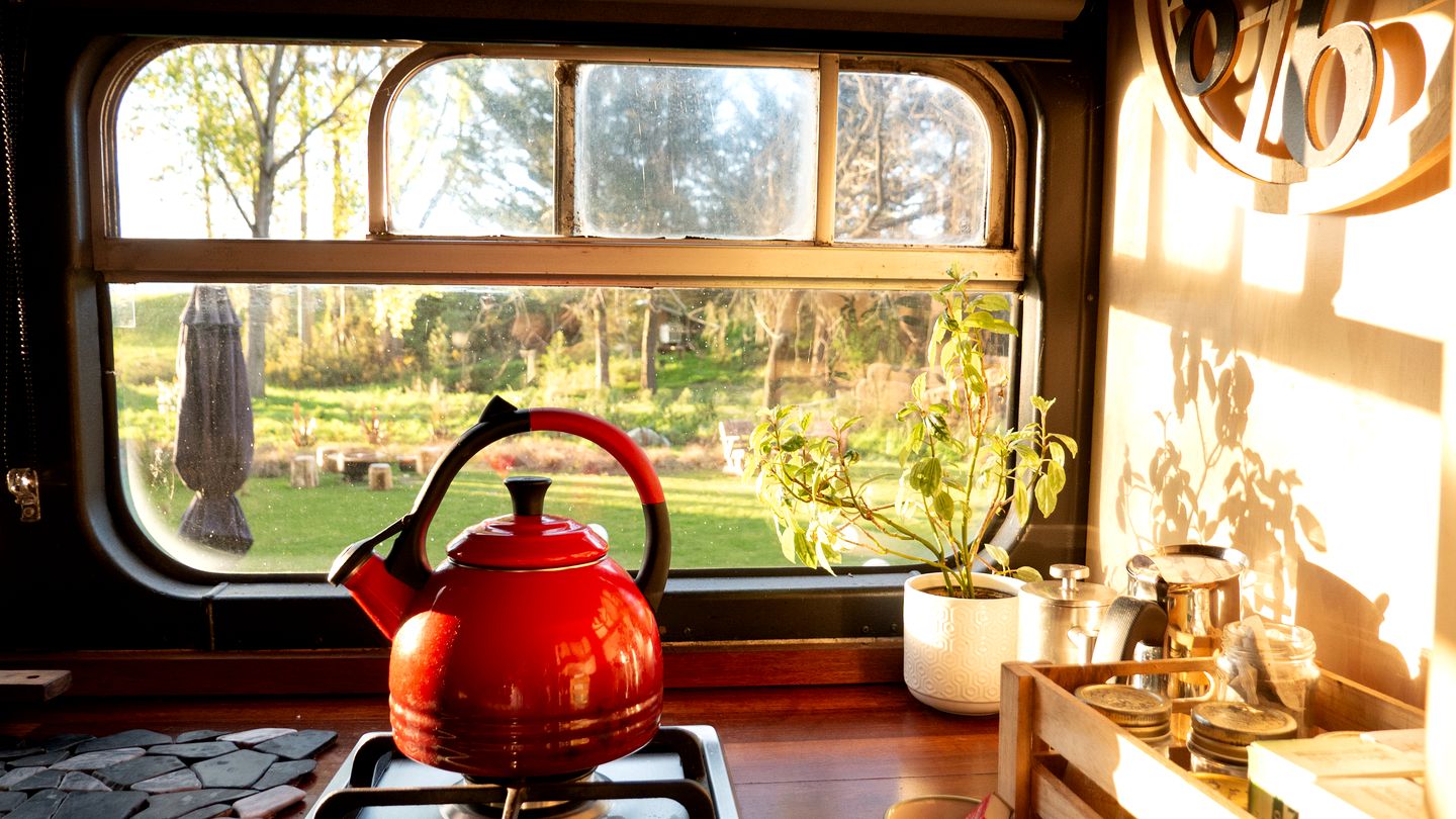 Amazing Renovated Airstream with Hot-Tub Under the Stars in Canterbury