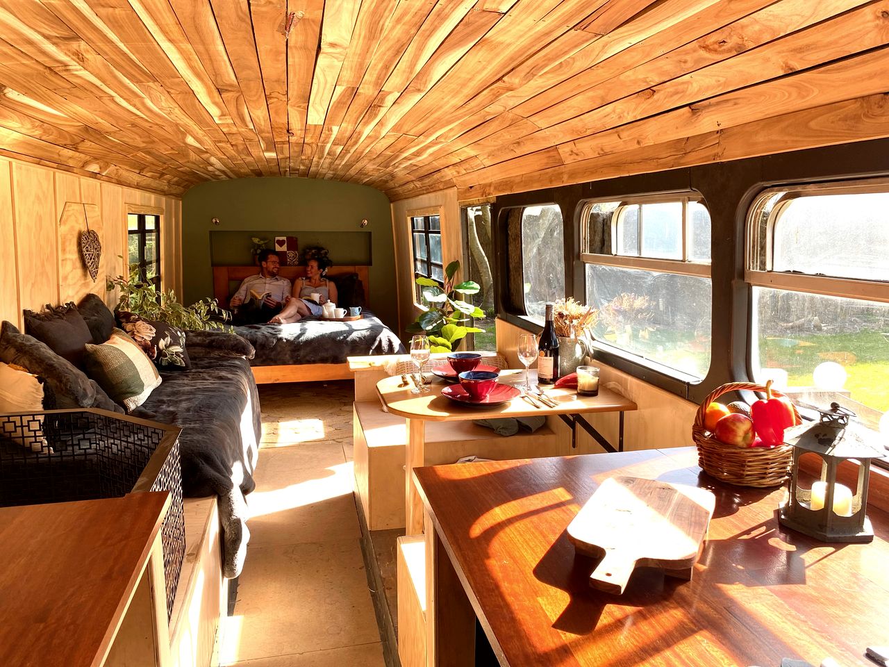 Amazing Renovated Airstream with Hot-Tub Under the Stars in Canterbury