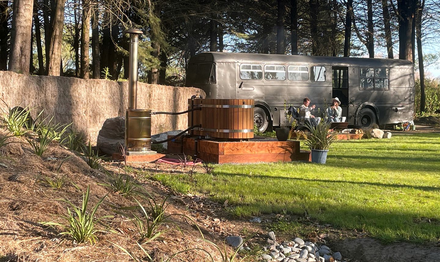 Amazing Renovated Airstream with Hot-Tub Under the Stars in Canterbury