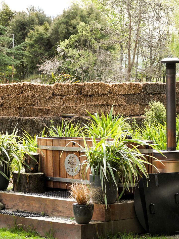 Amazing Renovated Airstream with Hot-Tub Under the Stars in Canterbury