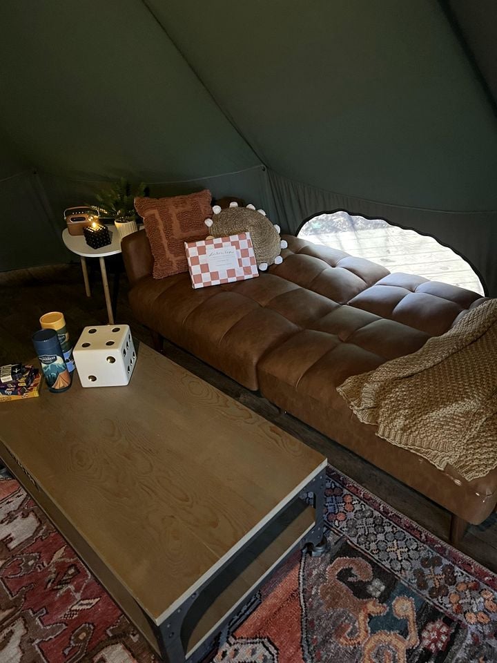 Spacious Equipped Bell Tent with Deck, Fire Pit and Picnic Space in Tennessee