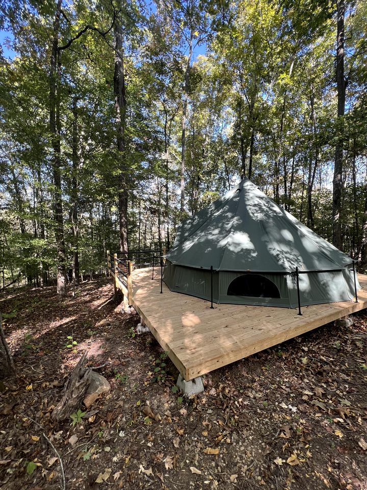 Spacious Equipped Bell Tent with Deck, Fire Pit and Picnic Space in Tennessee