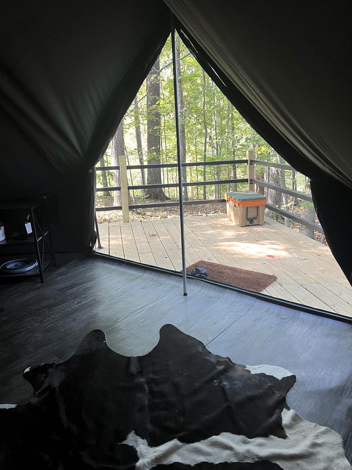 Spacious Equipped Bell Tent with Deck, Fire Pit and Picnic Space in Tennessee