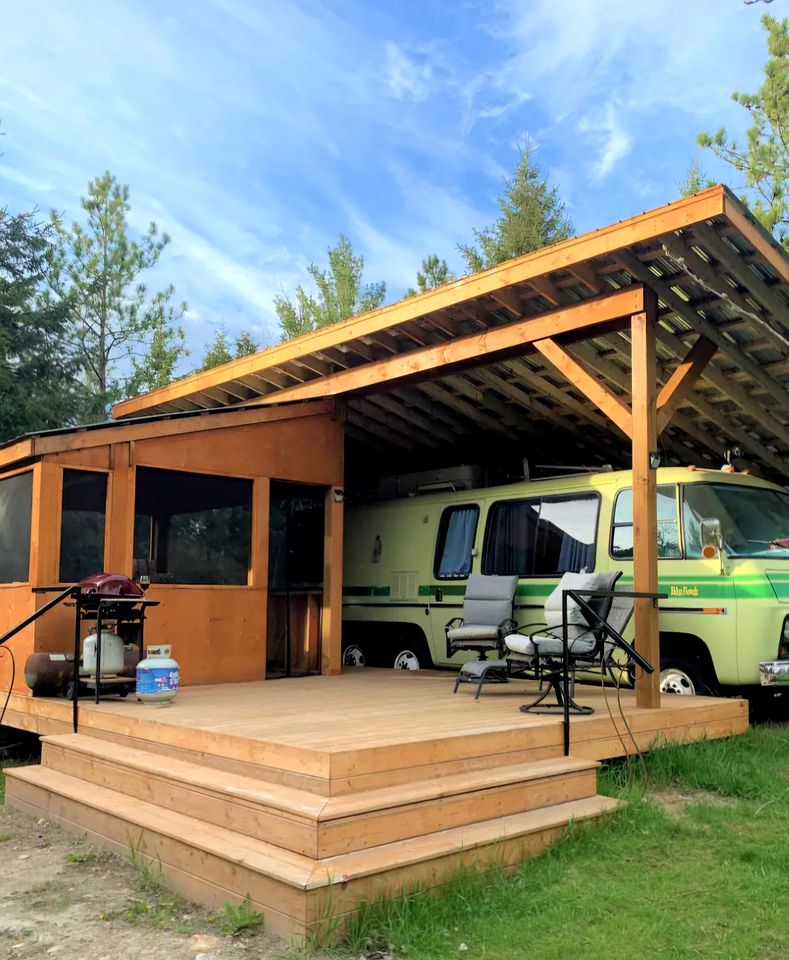 Vintage Airtstream with Large Roofed Deck, BBQ, Fire Pit and Forest Views in Ontario