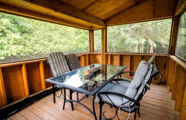 Caravans (Canada, Blackstock, Ontario)
