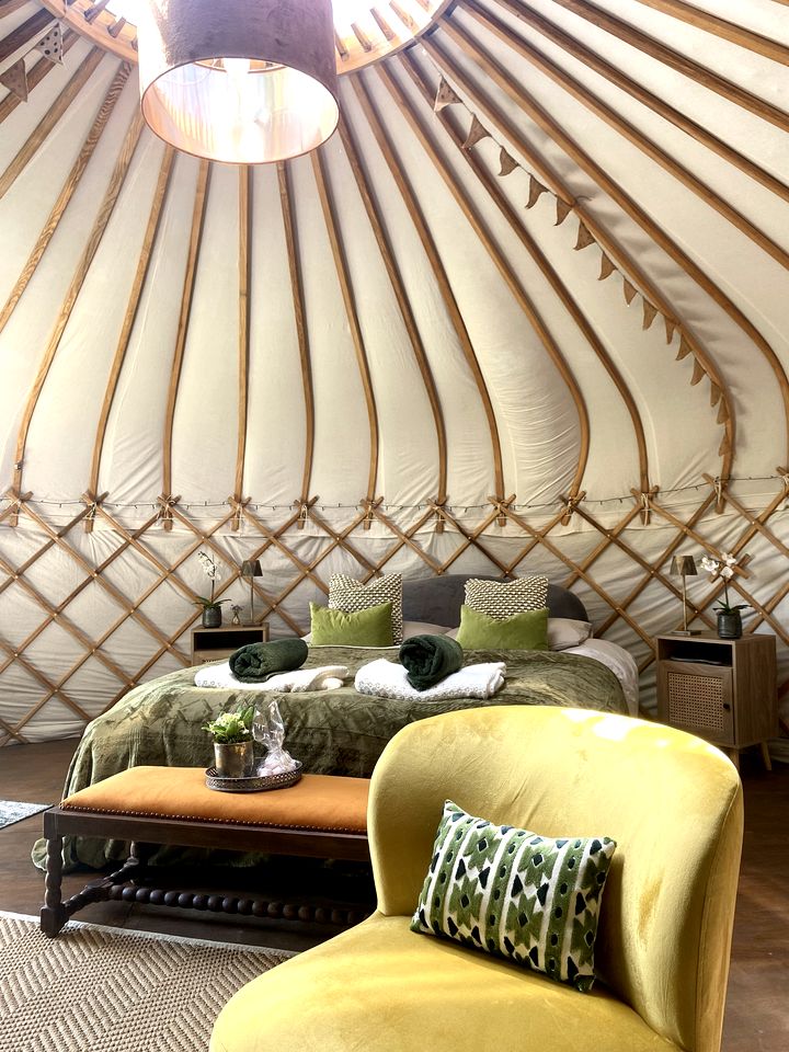 Cozy Yurt with Wood Burner for an Unforgettable Glamping Escape in Alfold, Surrey