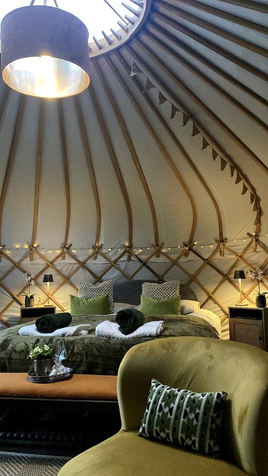 Cozy Yurt with Wood Burner for an Unforgettable Glamping Escape in Alfold, Surrey