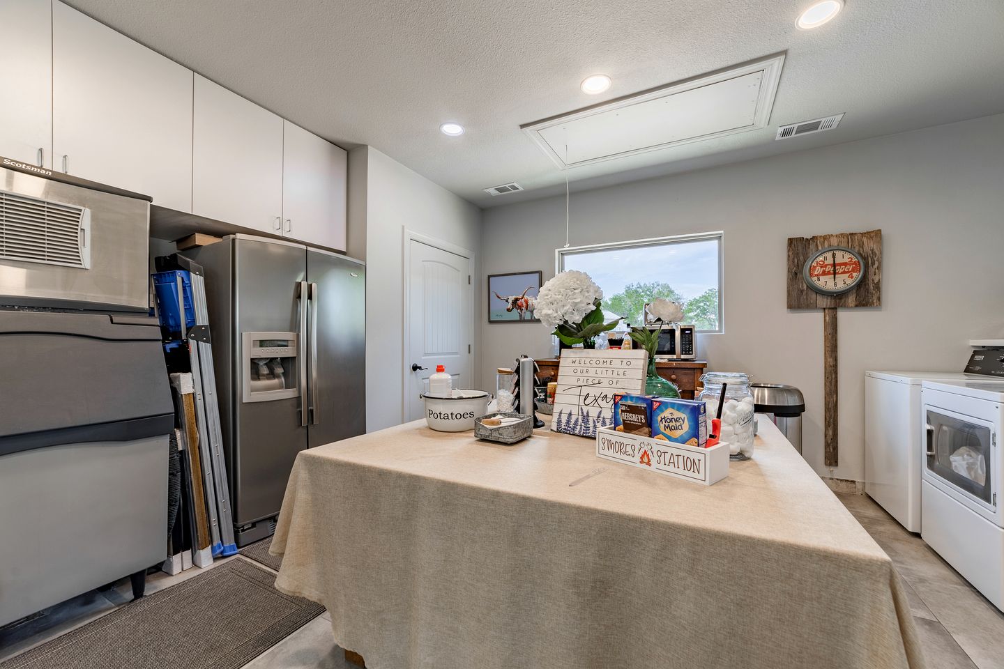 Newly Renovated Camper with Fresh Decor and Tiny Deck in Texas