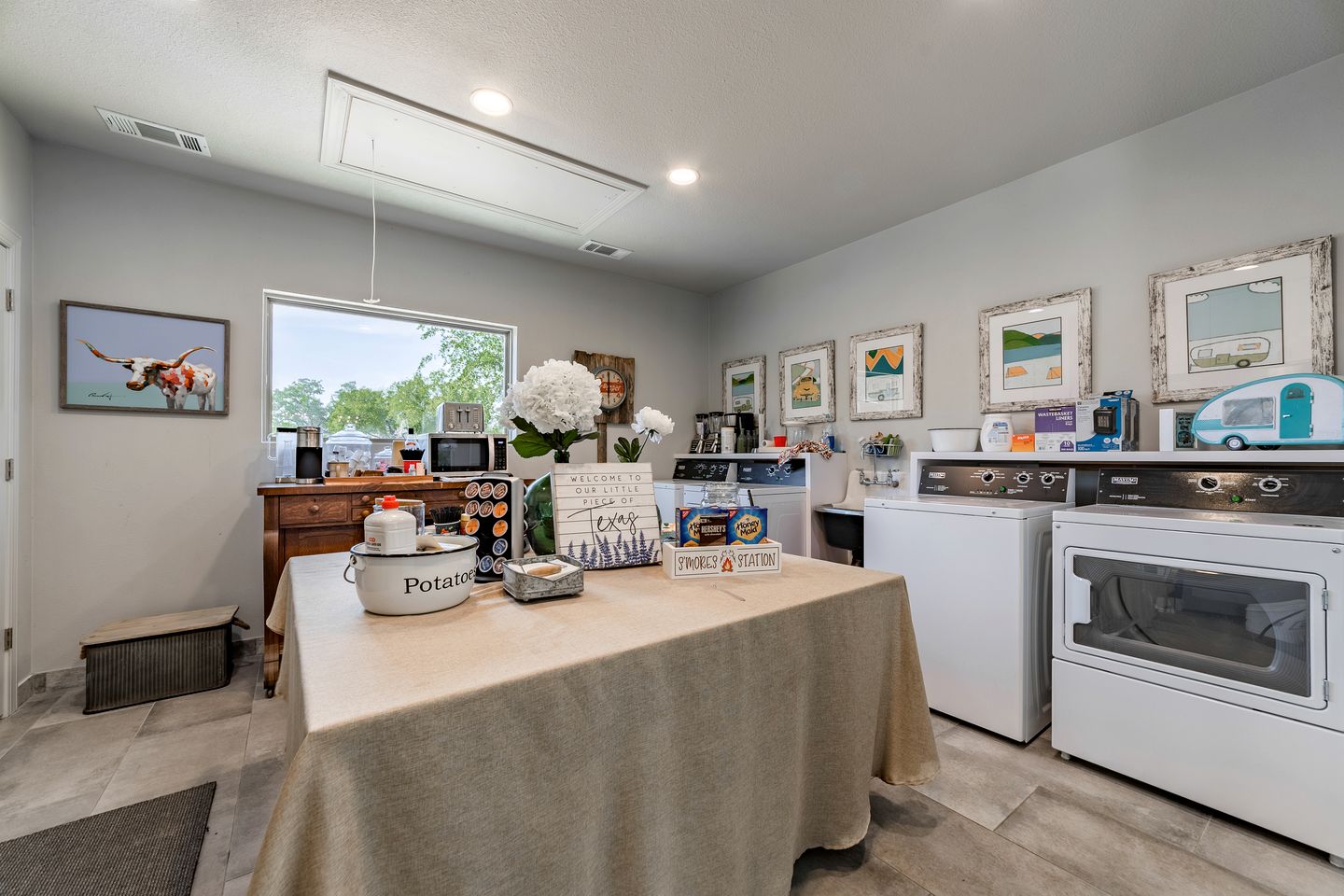 Newly Renovated Camper with Fresh Decor and Tiny Deck in Texas