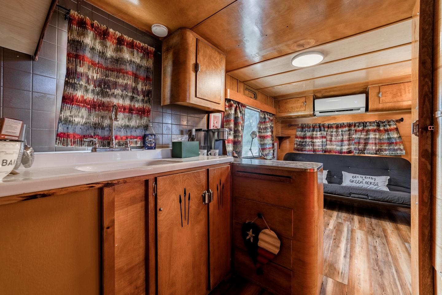 Vintage Camper Amazingly Equipped Great for a Unique Getaway in Texas