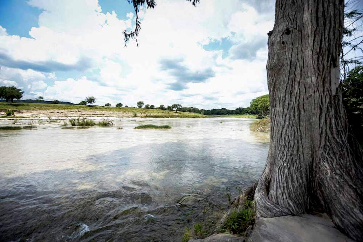 Riverfront Cabin with Spacious Interior, Large Deck and Views in Texas