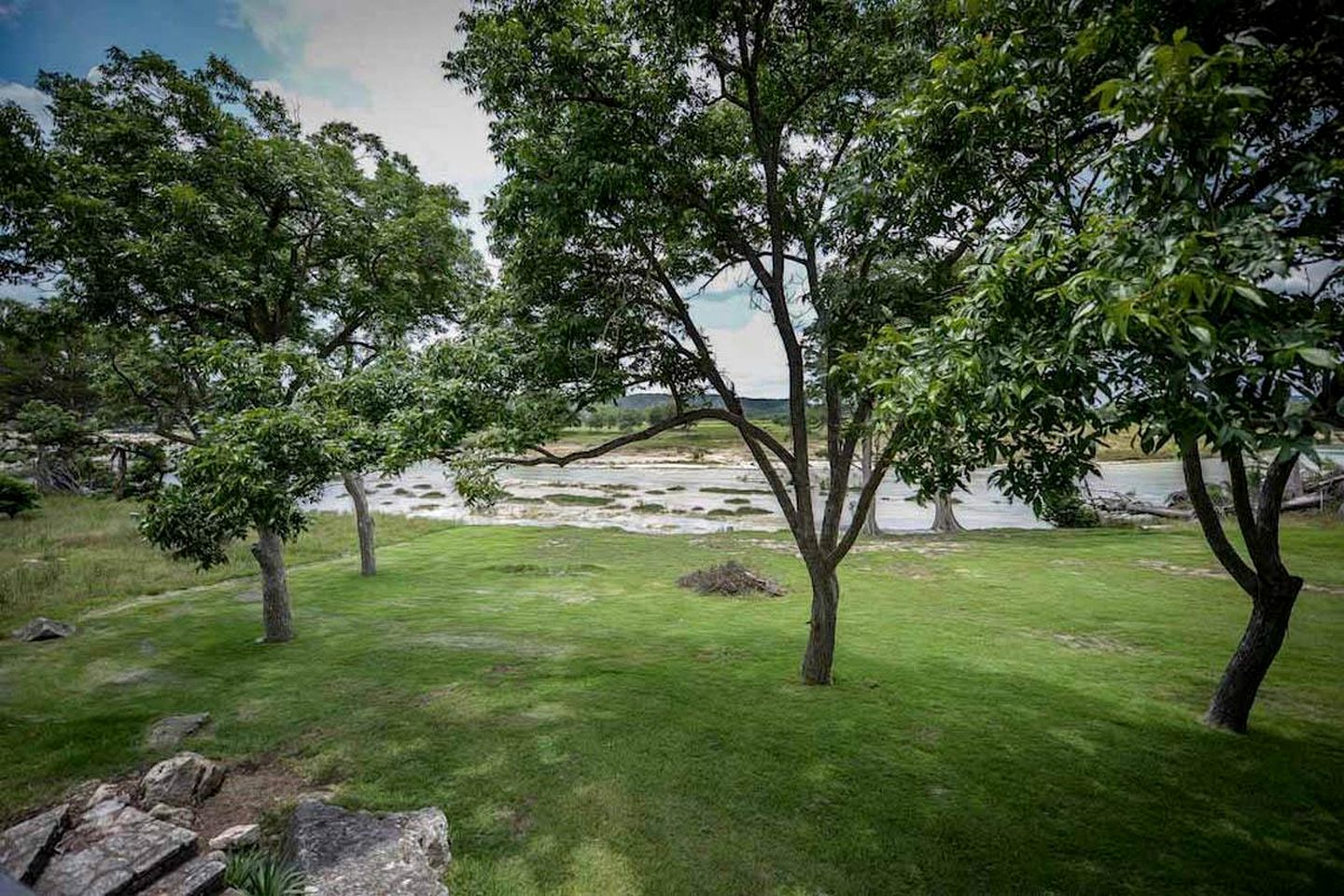 Riverfront Cabin with Spacious Interior, Large Deck and Views in Texas