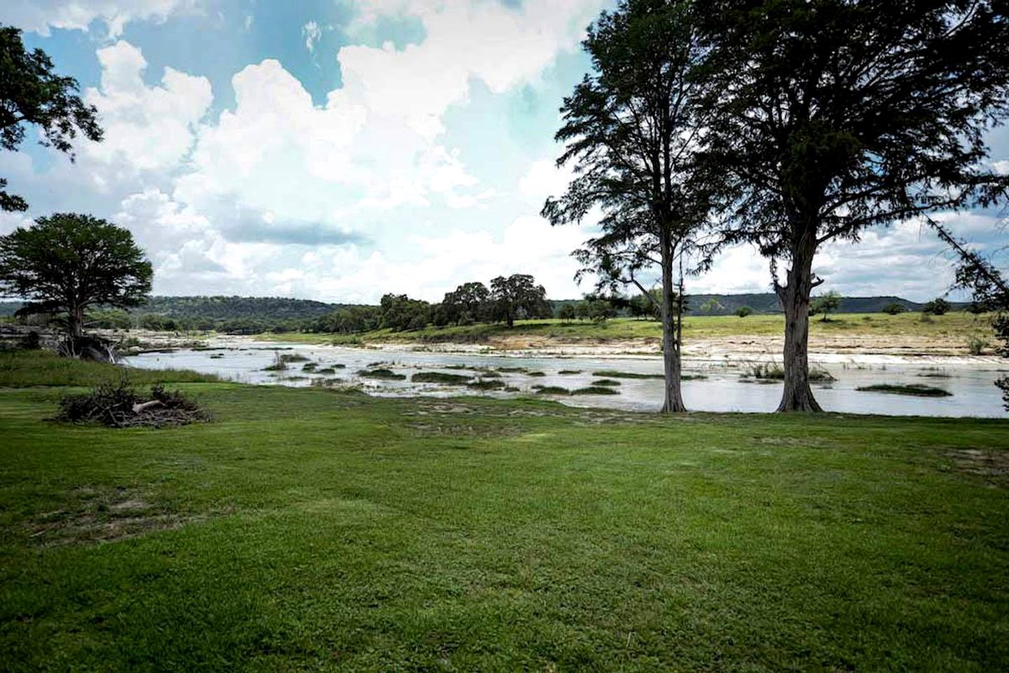 Riverfront Cabin with Spacious Interior, Large Deck and Views in Texas