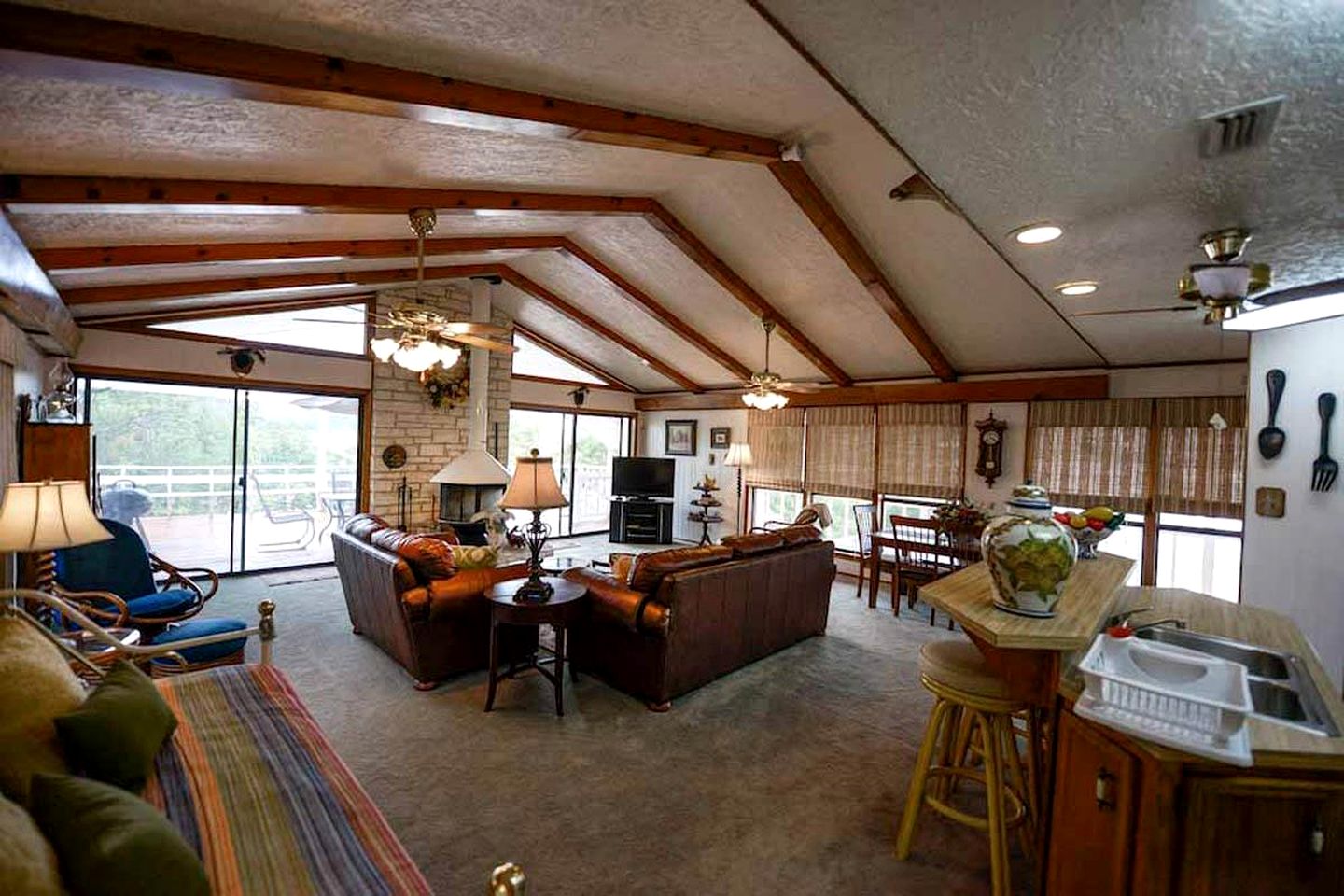 Riverfront Cabin with Spacious Interior, Large Deck and Views in Texas