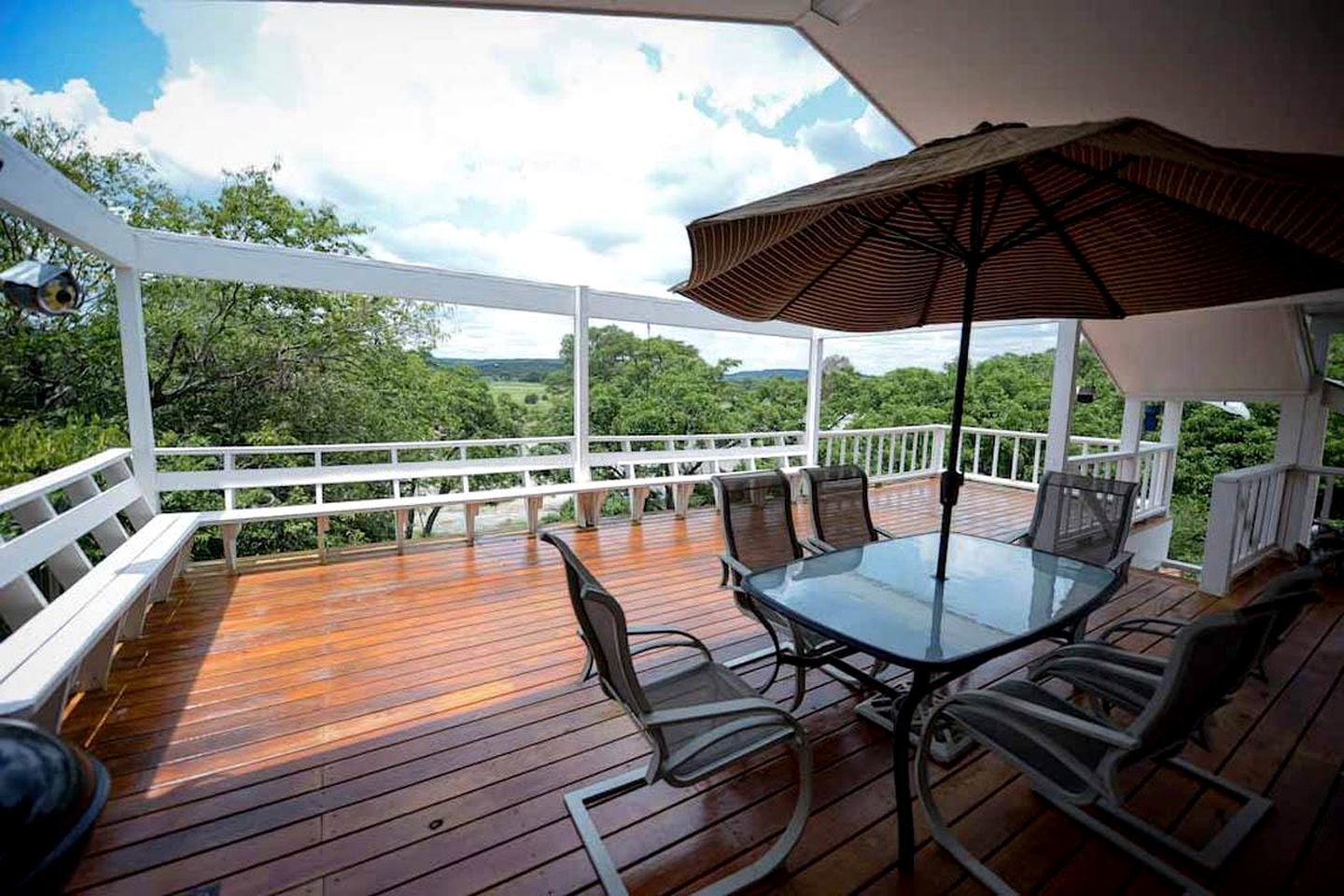 Riverfront Cabin with Spacious Interior, Large Deck and Views in Texas