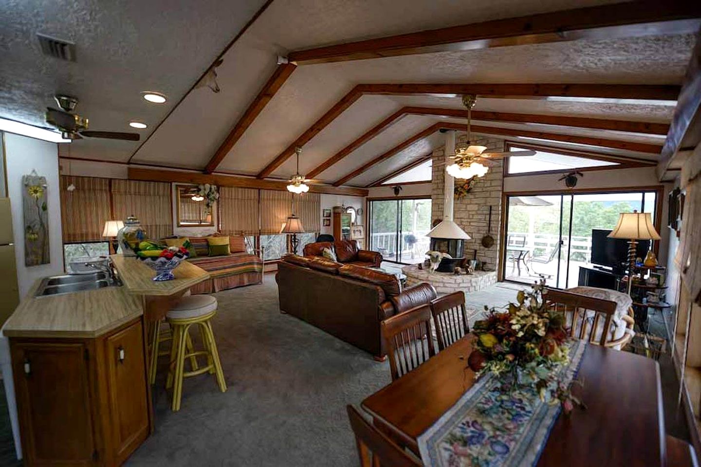 Riverfront Cabin with Spacious Interior, Large Deck and Views in Texas