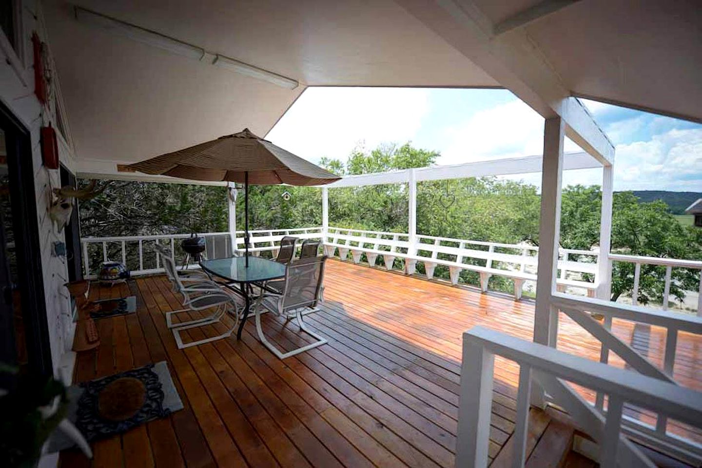 Riverfront Cabin with Spacious Interior, Large Deck and Views in Texas