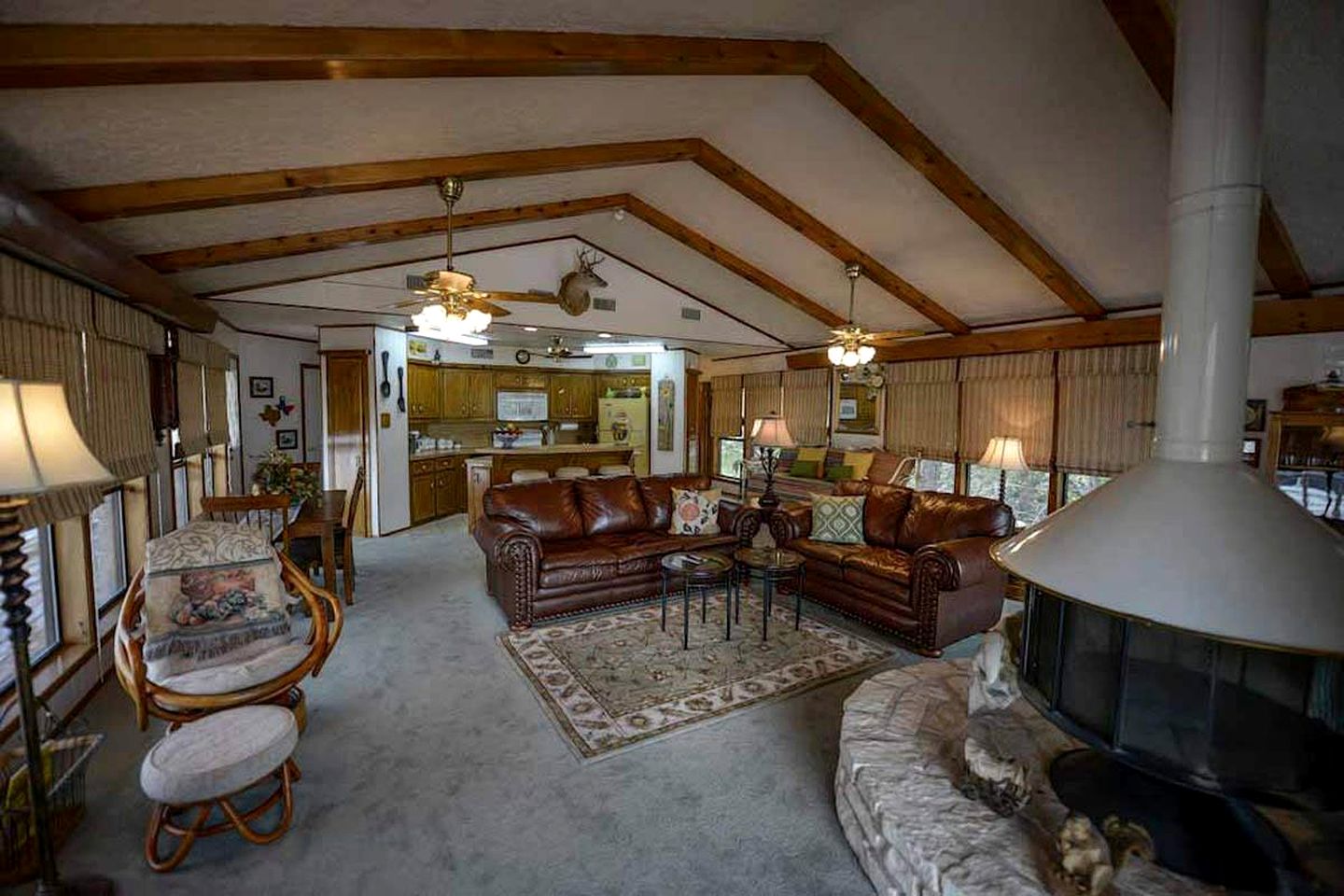 Riverfront Cabin with Spacious Interior, Large Deck and Views in Texas