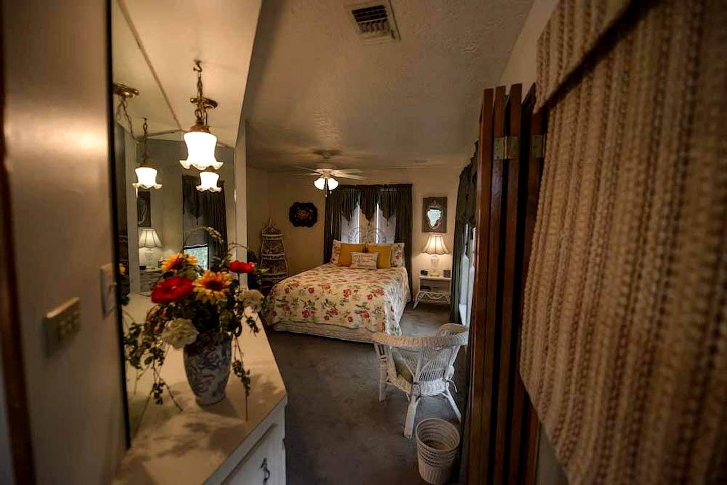 Riverfront Cabin with Spacious Interior, Large Deck and Views in Texas