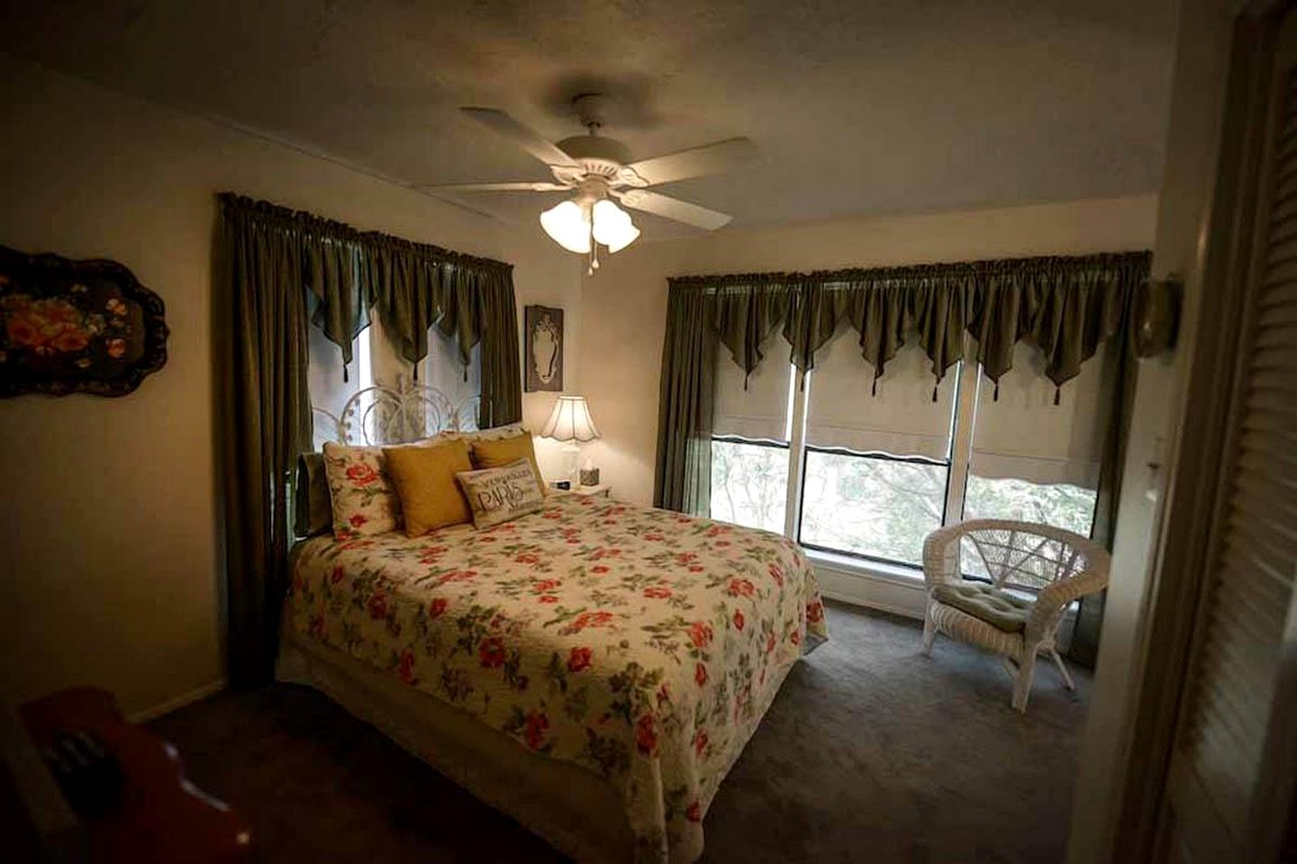 Riverfront Cabin with Spacious Interior, Large Deck and Views in Texas