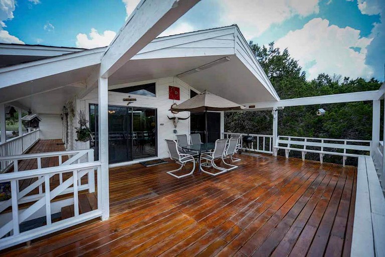 Riverfront Cabin with Spacious Interior, Large Deck and Views in Texas