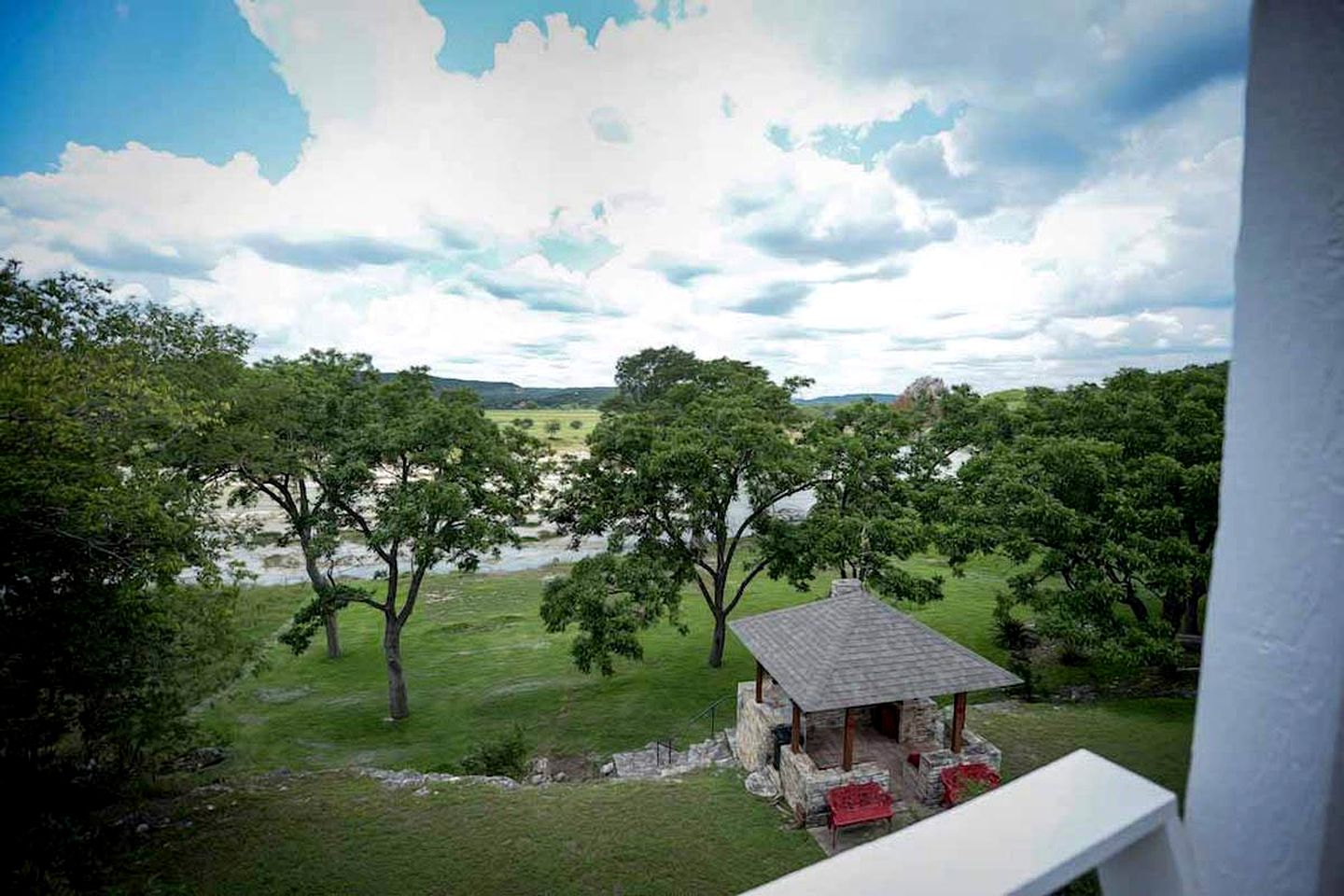 Riverfront Cabin with Spacious Interior, Large Deck and Views in Texas