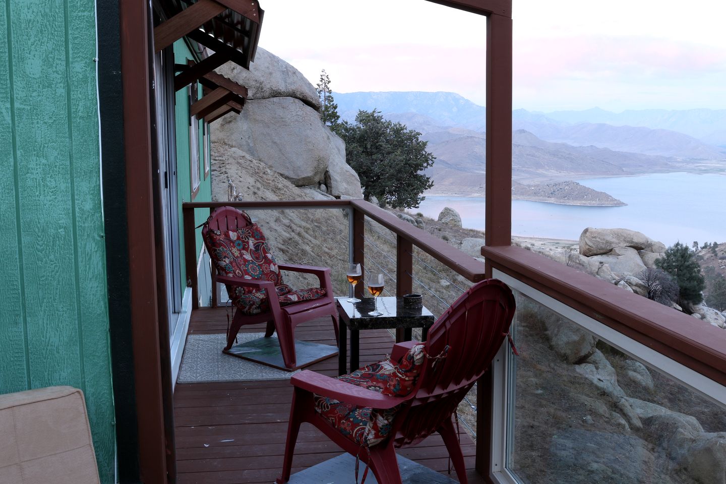 Mountain Cabin with Stunning Views, BBQ and Deck in California