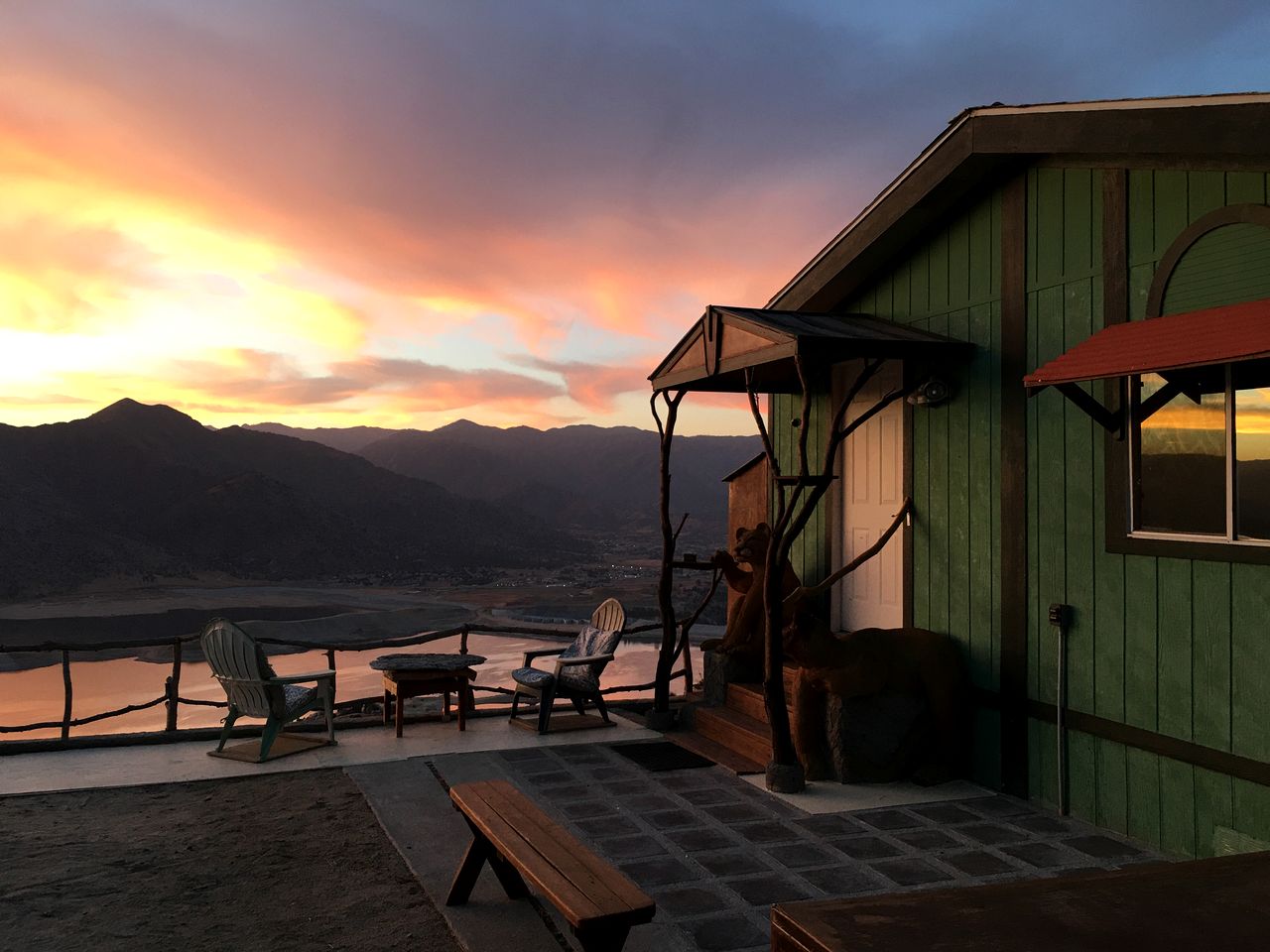 Mountain Cabin with Stunning Views, BBQ and Deck in California