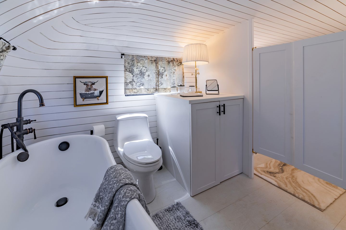 Charming Luxurious Airstream Beautifully Design with Indoor Bath in Texas