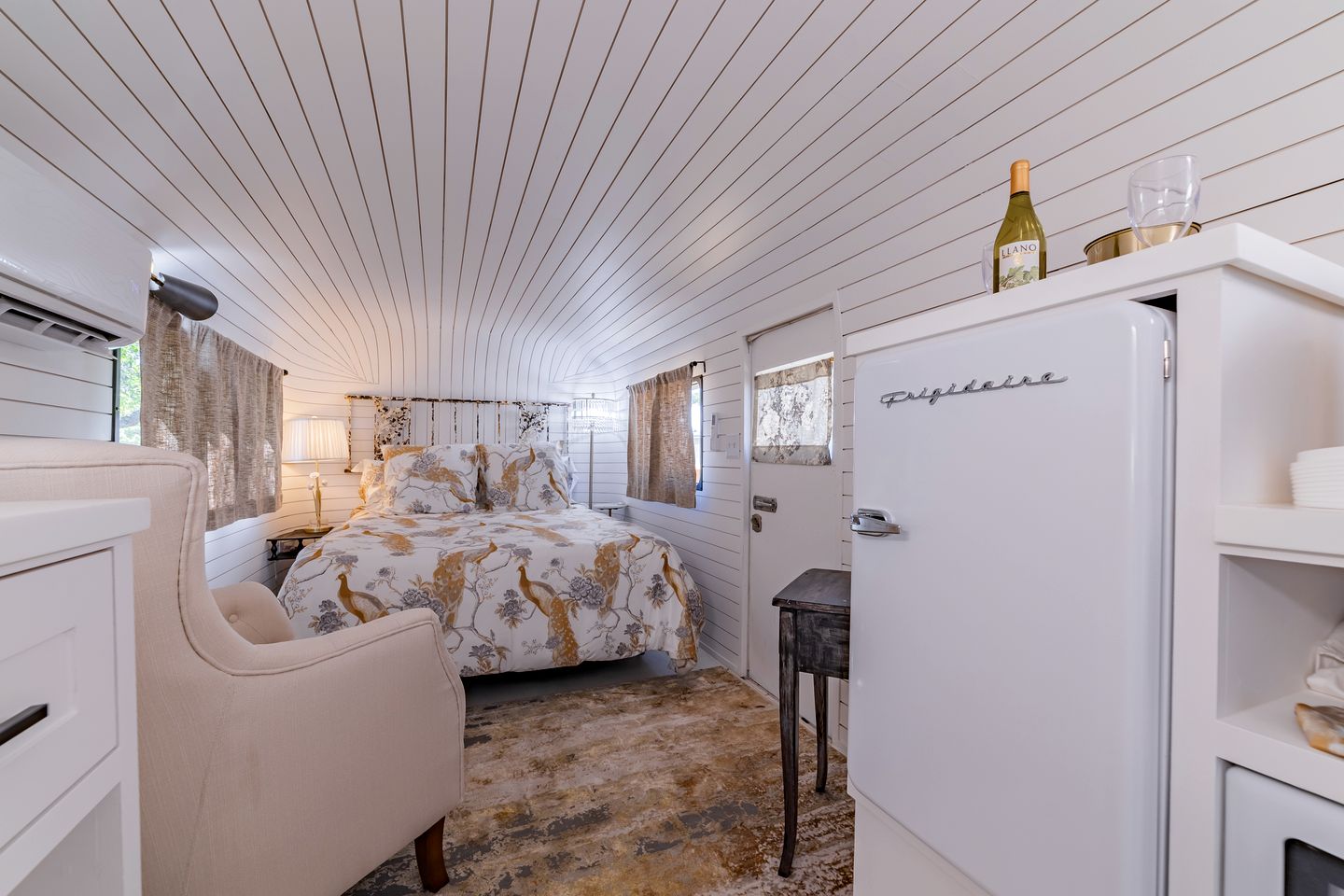 Charming Luxurious Airstream Beautifully Design with Indoor Bath in Texas