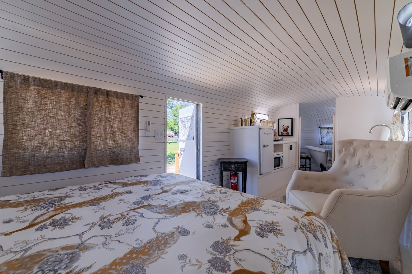 Charming Luxurious Airstream Beautifully Design with Indoor Bath in Texas