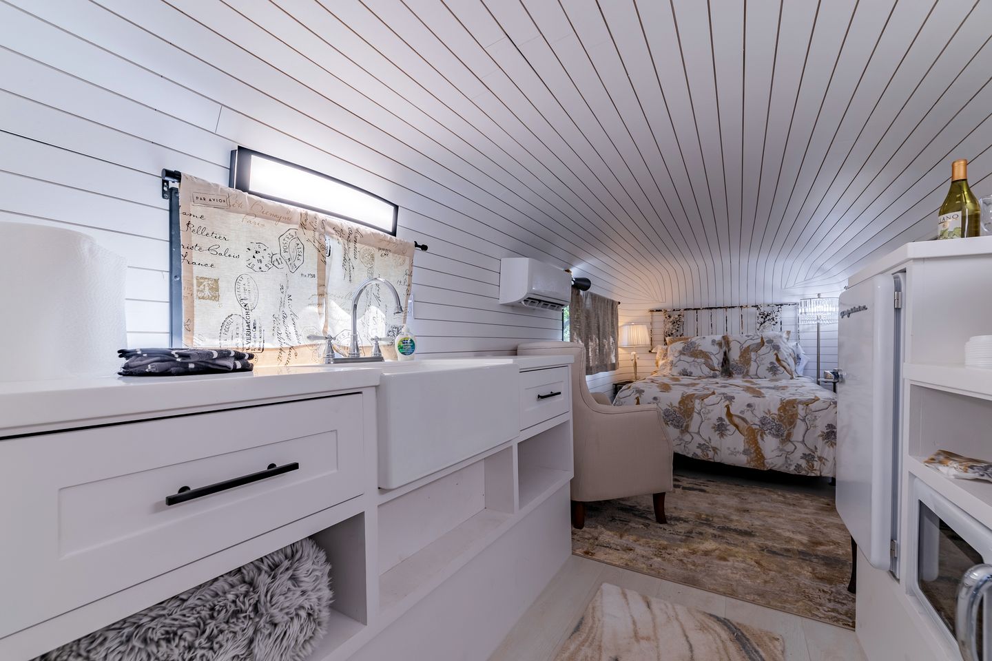 Charming Luxurious Airstream Beautifully Design with Indoor Bath in Texas