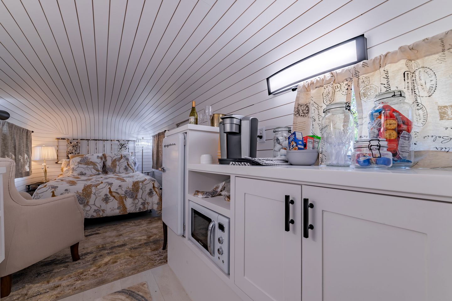 Charming Luxurious Airstream Beautifully Design with Indoor Bath in Texas
