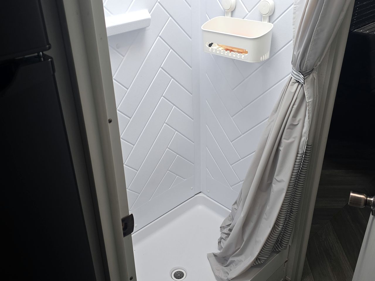 Cozy Equipped Camper With Picnic Space, Pool and BBQ in Virginia