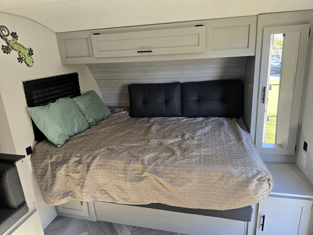 Cozy Equipped Camper With Picnic Space, Pool and BBQ in Virginia