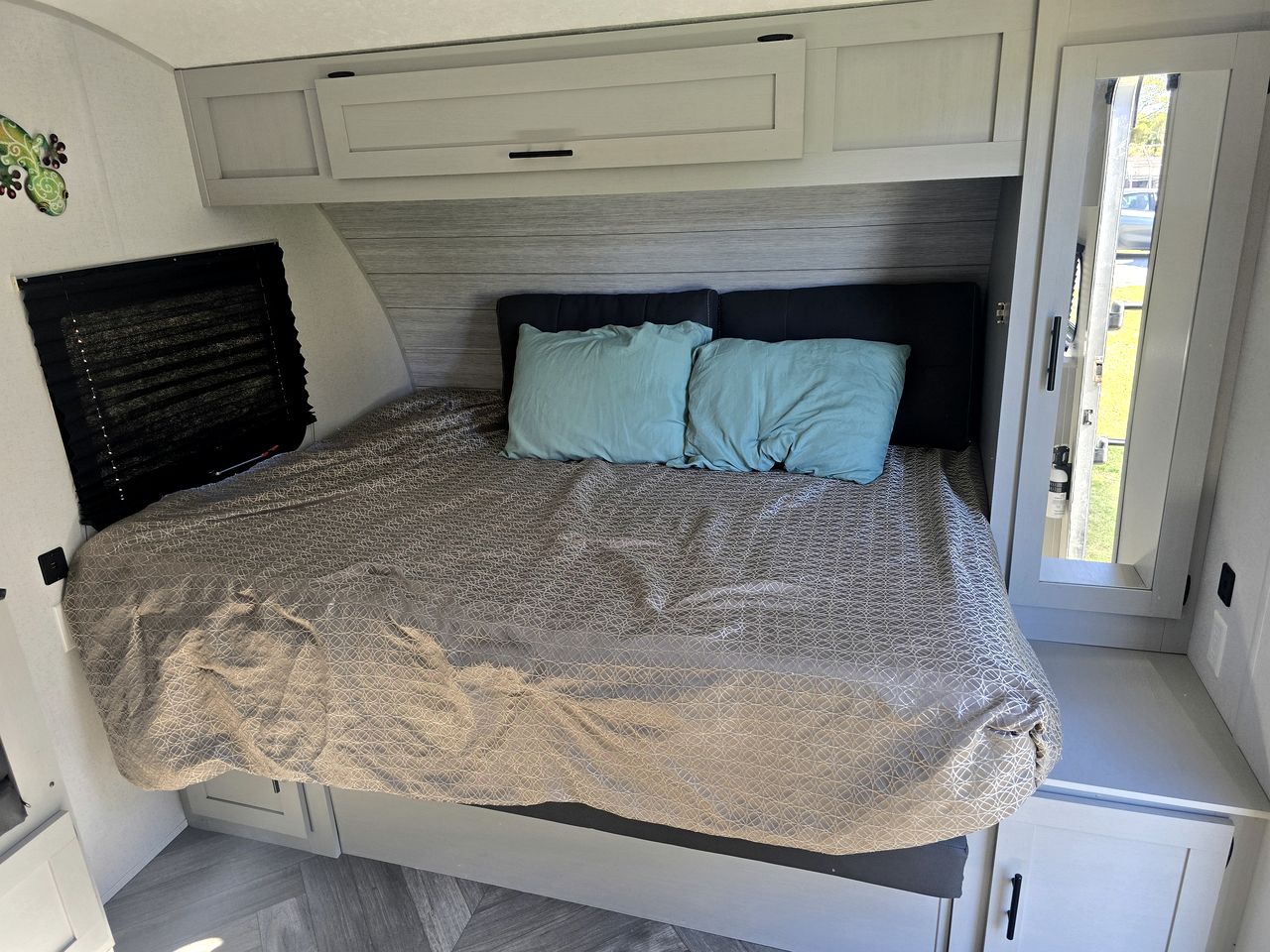 Cozy Equipped Camper With Picnic Space, Pool and BBQ in Virginia