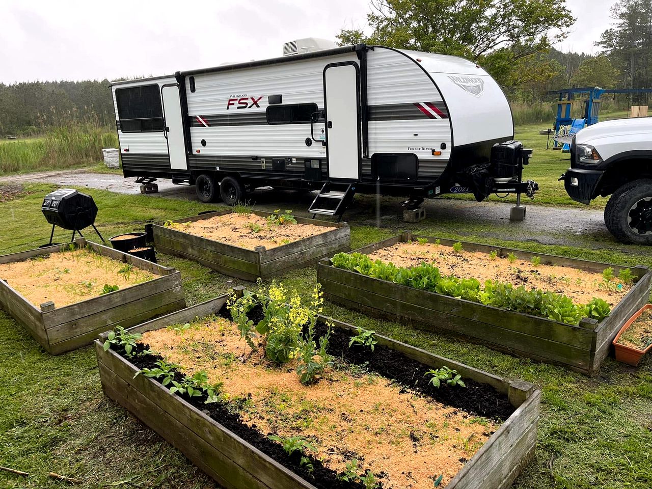 Cozy Equipped Camper With Picnic Space, Pool and BBQ in Virginia