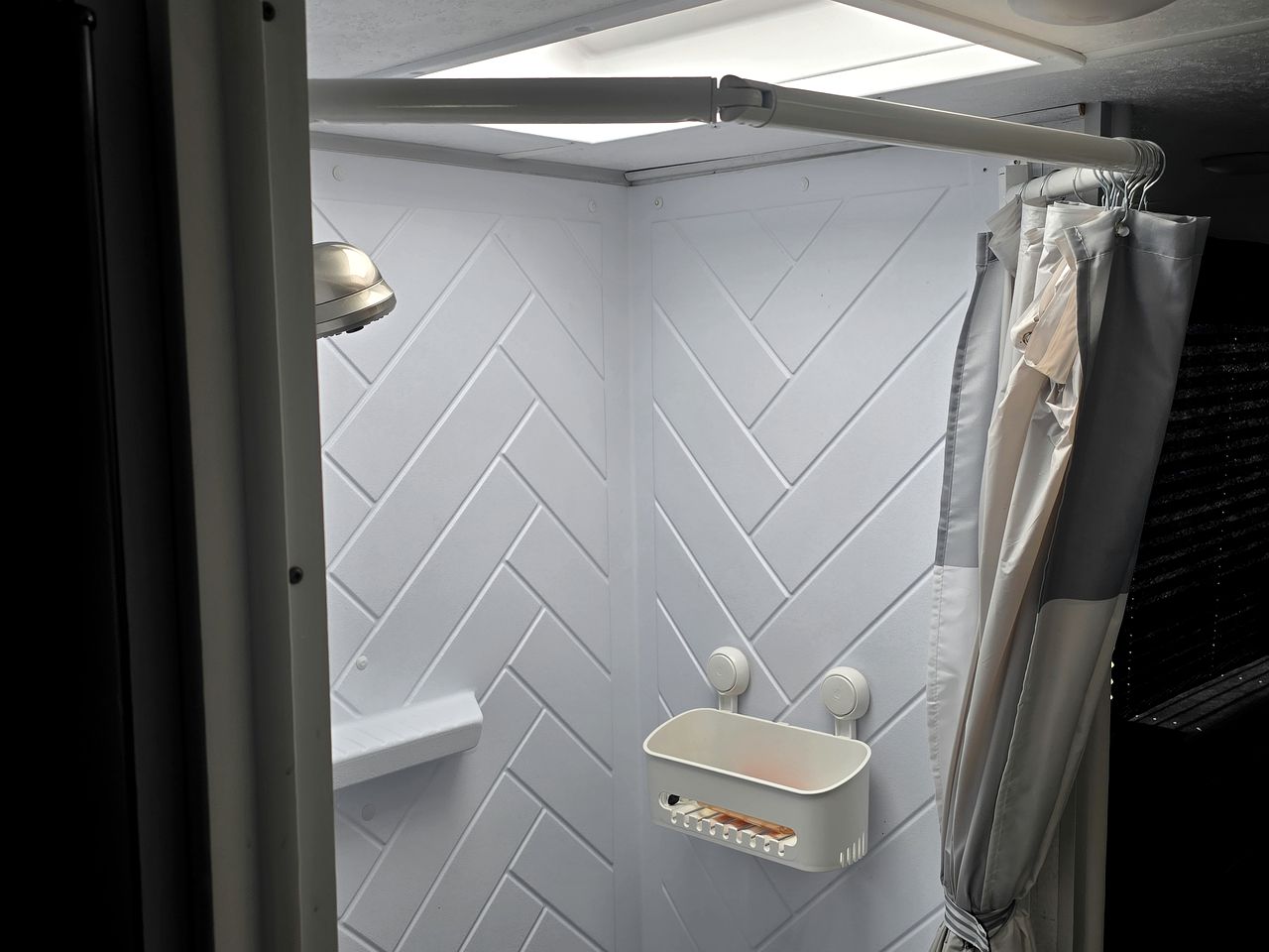 Cozy Equipped Camper With Picnic Space, Pool and BBQ in Virginia