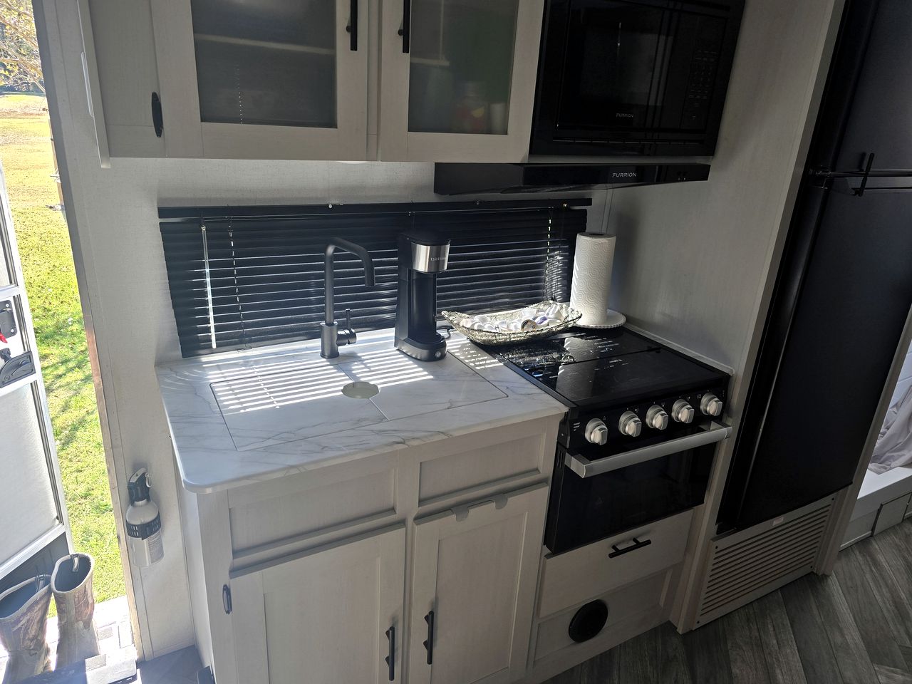 Cozy Equipped Camper With Picnic Space, Pool and BBQ in Virginia