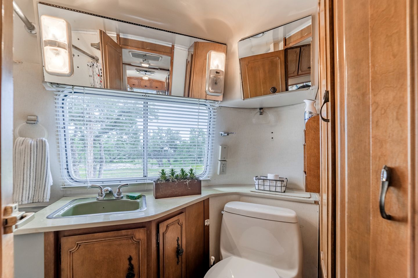 Fabulous Cozy Airstream Perfect for a Small Family Unique Escape in Texas
