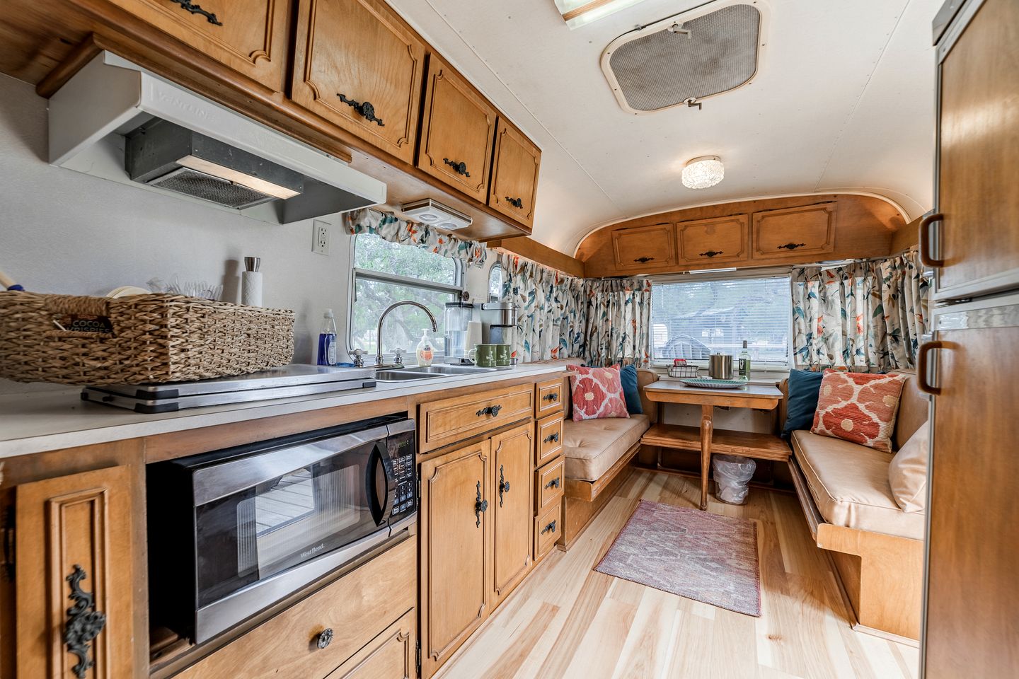 Fabulous Cozy Airstream Perfect for a Small Family Unique Escape in Texas